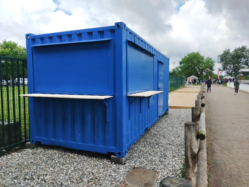 Bar/drinkgelegenheid in een container van 20 voet – 2 luifels